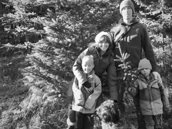 Family w/the Christmas tree